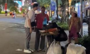 Xót xa khi vô tình gặp thầy dạy Toán cấp 2 nhặt ve chai trên phố