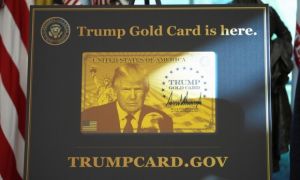 Ông Trump ra mắt 'thẻ vàng' 1 triệu USD cho người giàu muốn nhập cư Mỹ