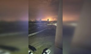 Quân xâm lược Nga trút mưa tên lửa, Ukraine tấn công nhà máy lọc dầu sâu trong...