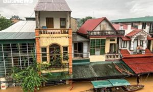 Nước lũ sông Hồng tràn vào nhà dân, ngập tới nóc tầng 1