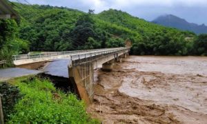 Ô tô bị thổi bay, sập mố cầu ở Thanh Hóa trong bão số 10