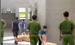 Công an vận chuyển hàng chục thùng carton tài liệu tại trụ sở công ty Shark Bình