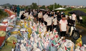 Đêm trắng đắp đê sông Cầu