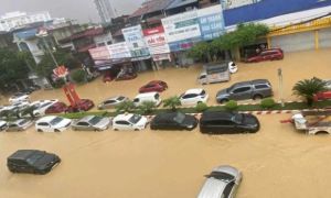 Ô tô ngập nước la liệt ở vùng bão lũ, các hãng bảo hiểm chi trả ra sao?