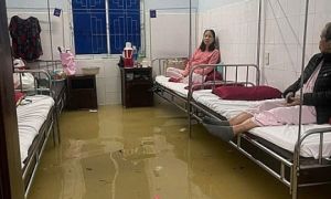 Bệnh viện Huế ngập sâu, bệnh nhân được di dời khẩn cấp