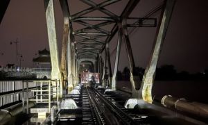 Dùng đoàn tàu hỏa chở 660 tấn đá chống trôi cầu đường sắt Bạch Hổ trên sông...